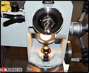 Рабочая зона оснащена направленной подсветкой. Хорошо видна шкала угла наклона фрезерной головки (± 45 градусов). фото №21 METAL MASTER BF 20 VARIO фото №21