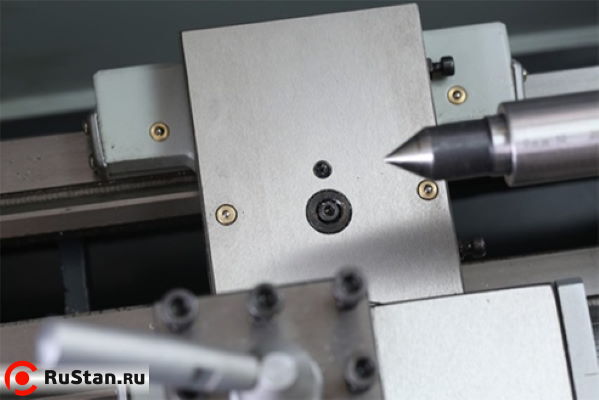 Наличие 6 тавотниц на суппорте токарного станка, позволяет оперативно обслуживать и смазывать суппорт, избежать износа направляющих и довольствоваться комфортной работой и плавным перемещением рукоятки. фото №7 Metal Master MML 1830 V фото №7