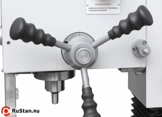 Вертикальный шпиндель снабжен звездчатой рукояткой. фото №5 Вертикальный шпиндель снабжен звездчатой рукояткой. фото №5