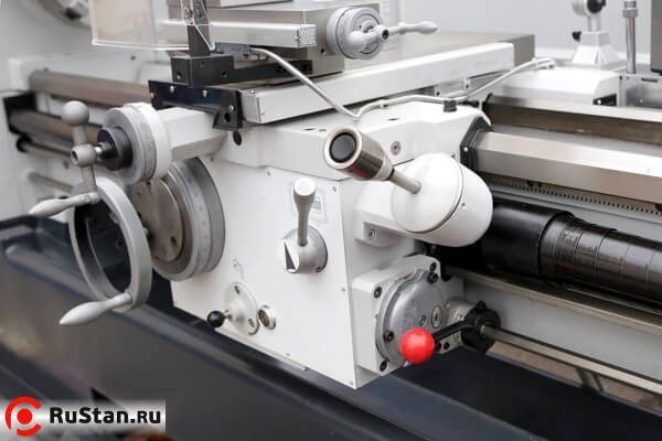 Станок оснащен функцией быстрого перемещения суппорта. фото №19 METAL MASTER Z51200 DRO RFS фото №19